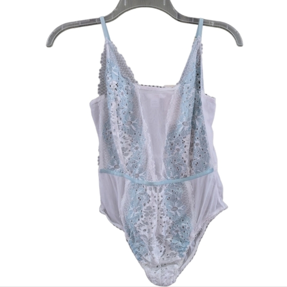 Flora by Flora Nikrooz White and Teal Lace bodysuit Size Medium NWT